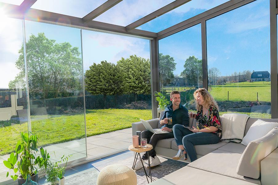 Veranda aan huis met glas
