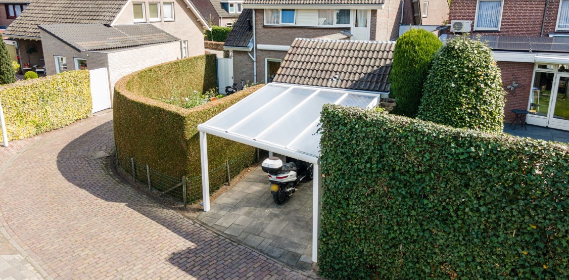 Vlakke witte carport