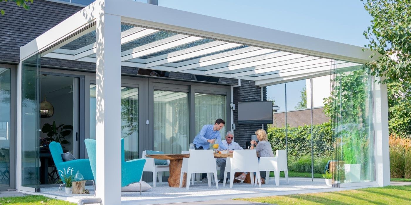 Witte veranda aan huis